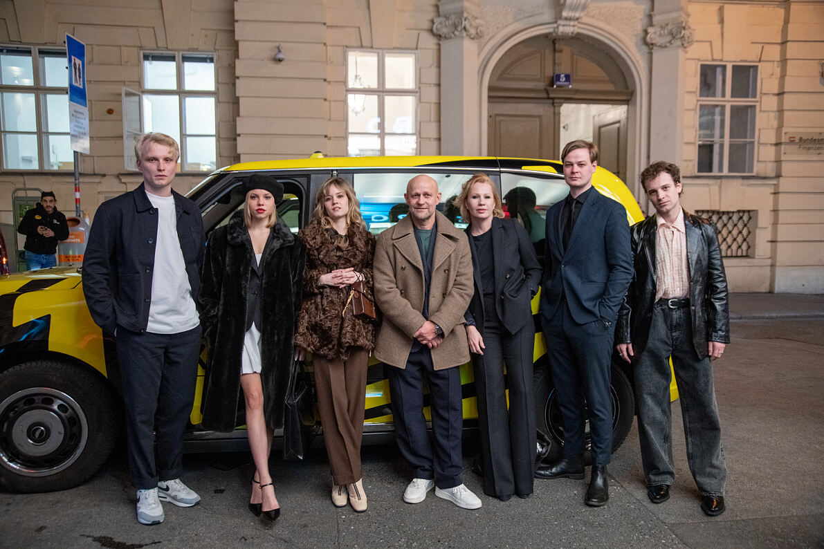 Der Cast von Nachts im Paradies vor dem METRO-Kino in Wien
